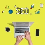 Osoba przy laptopie przy koncepcji optymalizacji wyszukiwarek