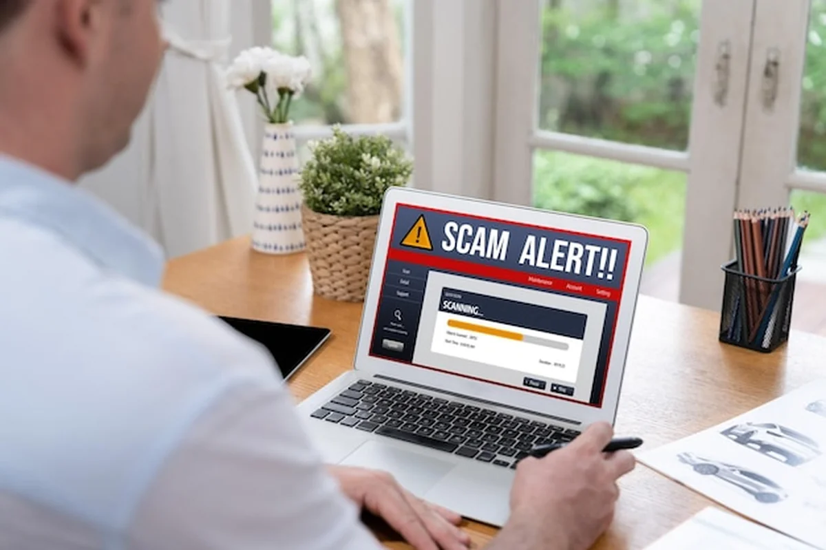 Oprogramowanie bezpieczeństwa cybernetycznego wyświetla ostrzeżenie przed atakiem cybernetycznym