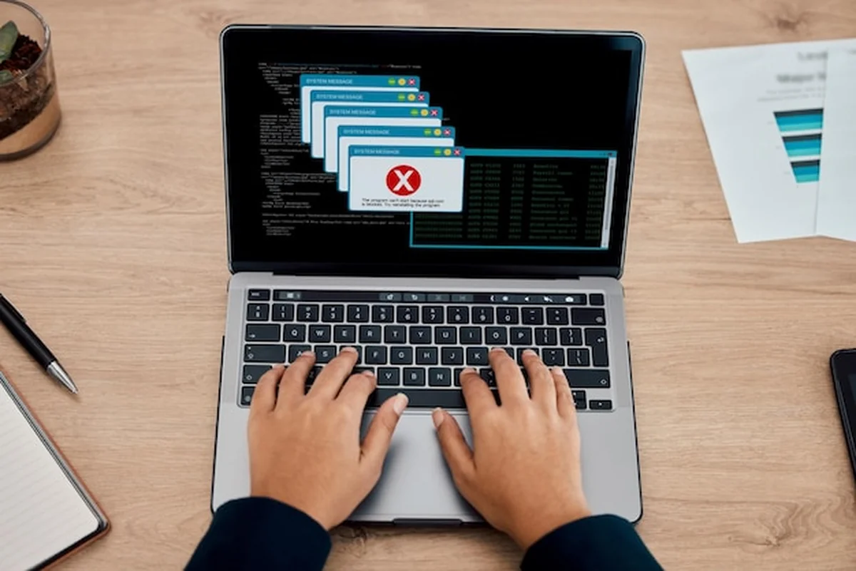 Osoba pracująca nad stronami internetowymi z błędem na laptopie